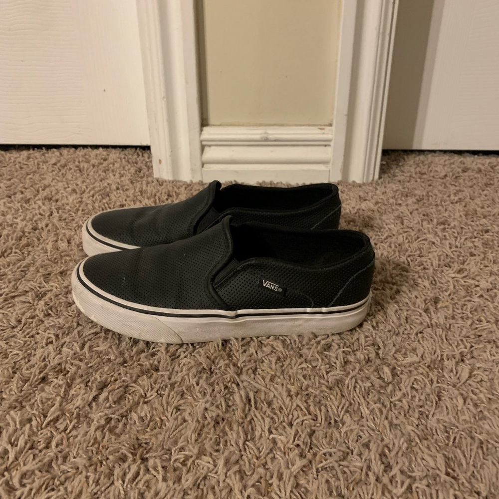 Super cute black vans size 6!